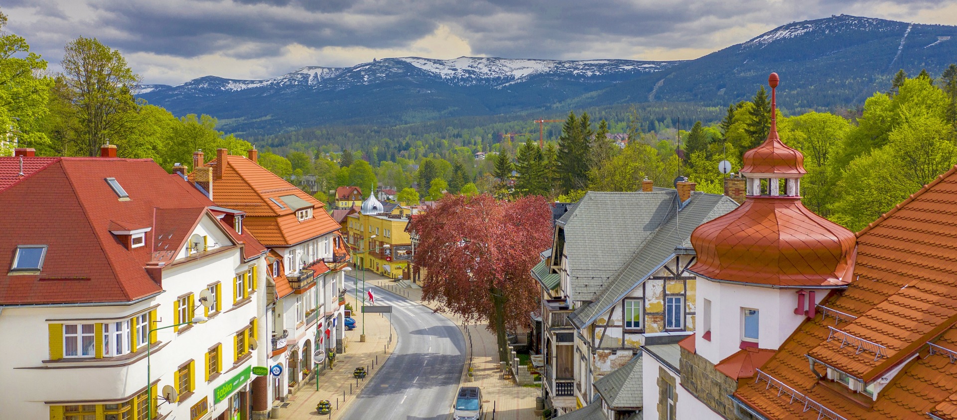 Widok ulicy Jedności Narodowej i Karkonoszy